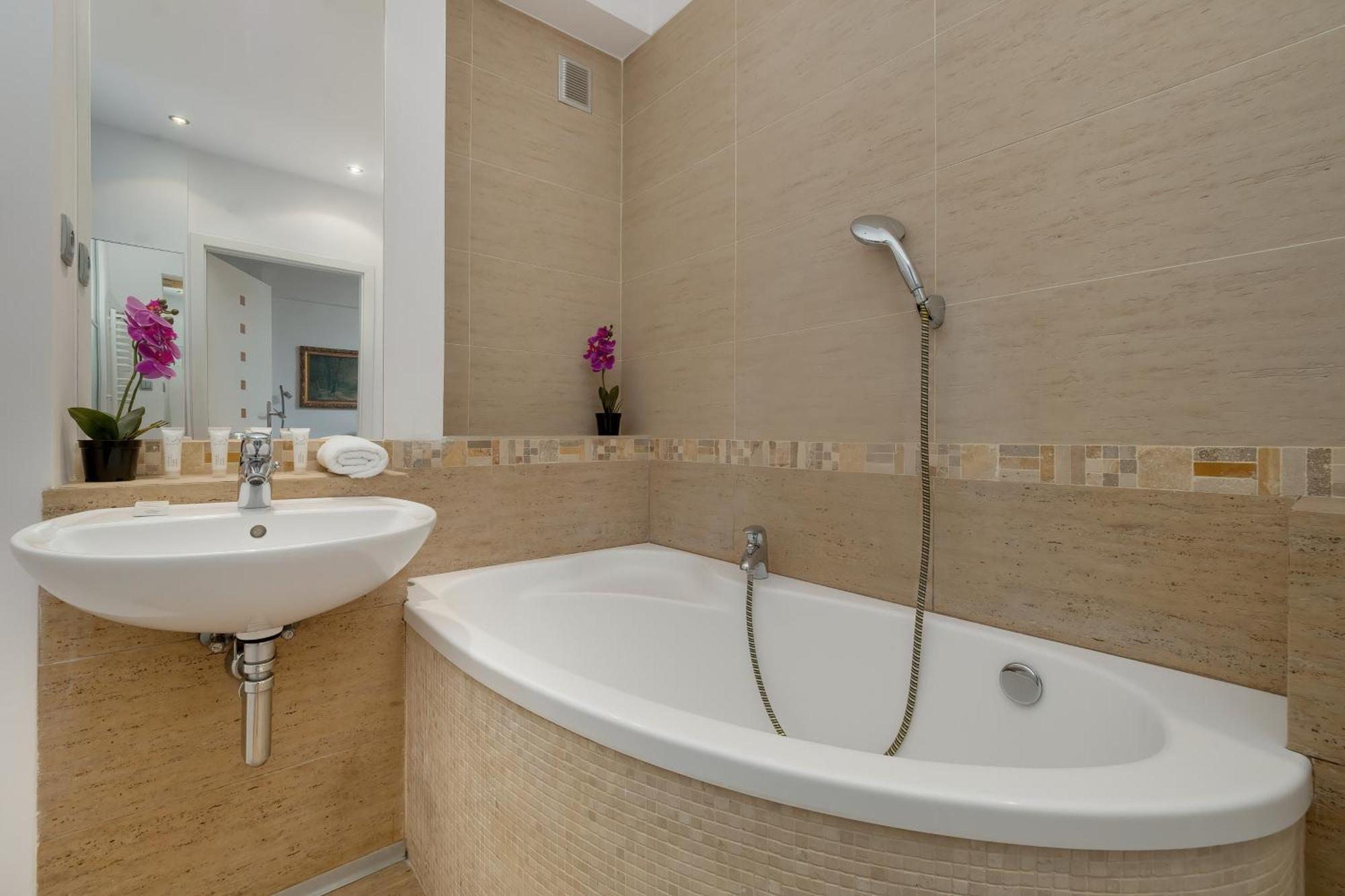 Spacious In The Center Of By Renters Apartment