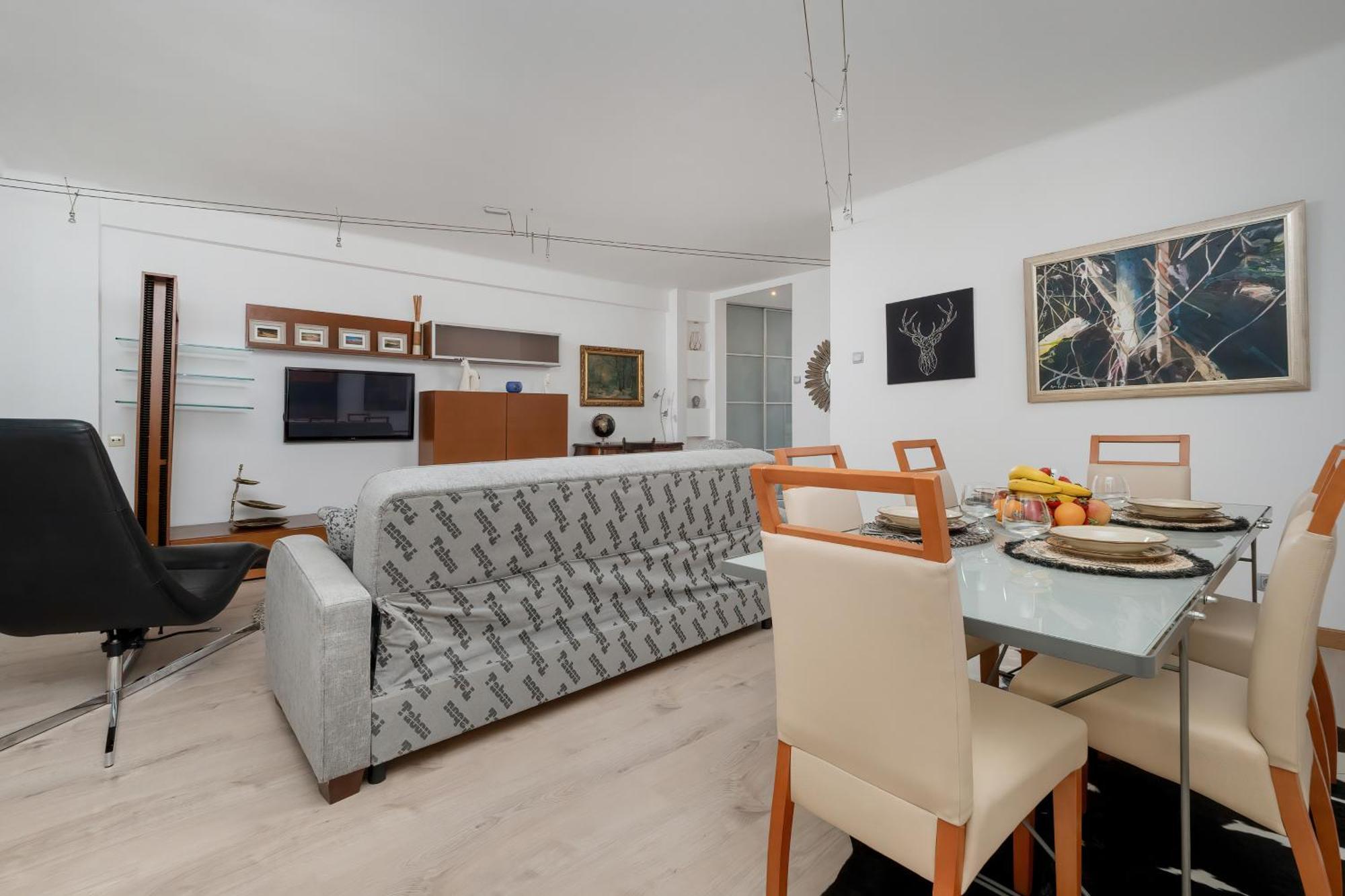 Spacious In The Center Of By Renters *