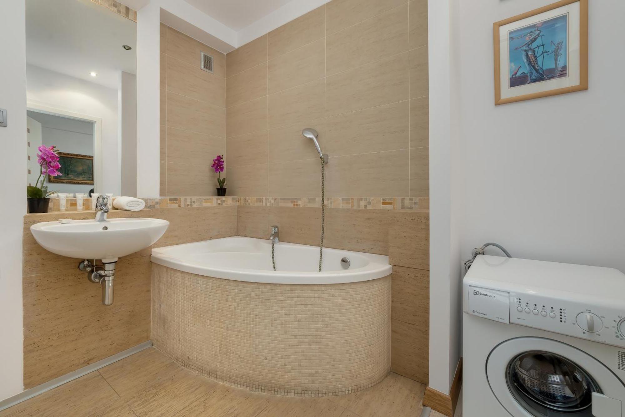 Spacious In The Center Of By Renters Apartment