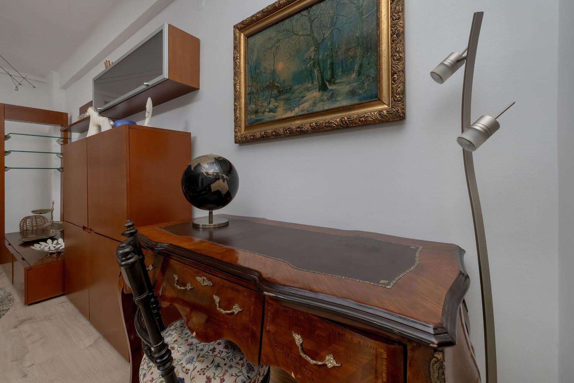 Spacious In The Center Of By Renters Apartment
